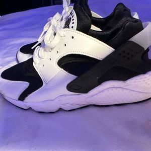 Black and white huaraches